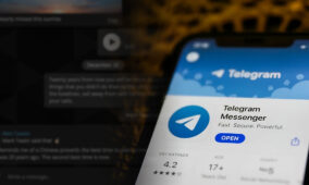 Know the dangers of downloading modified versions of well-known mobile apps